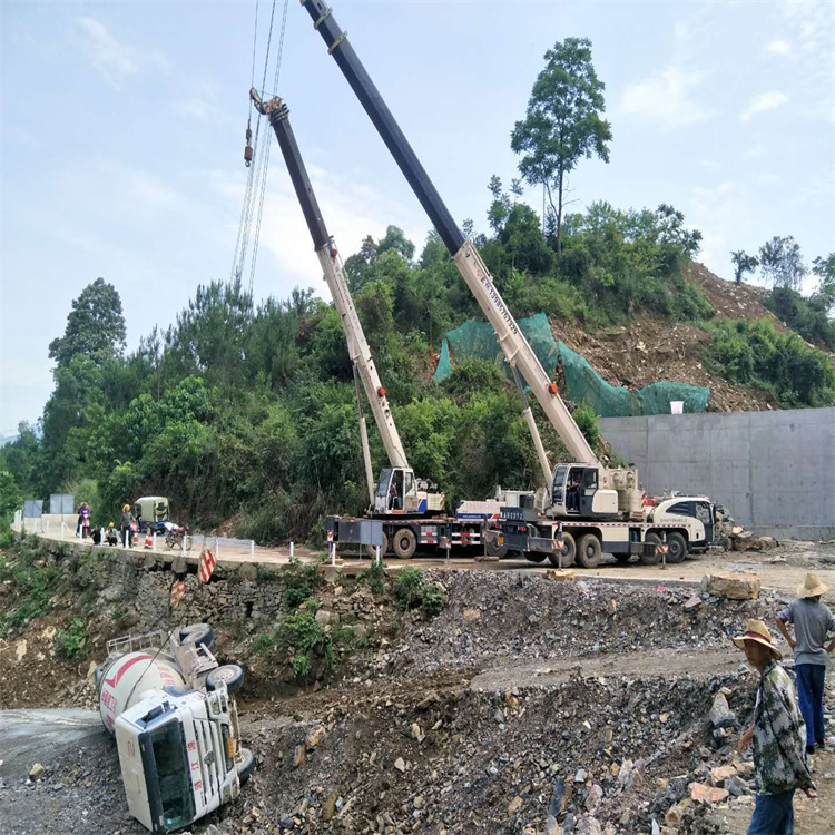 霸州汽车掉沟里叫吊车救援要多少钱